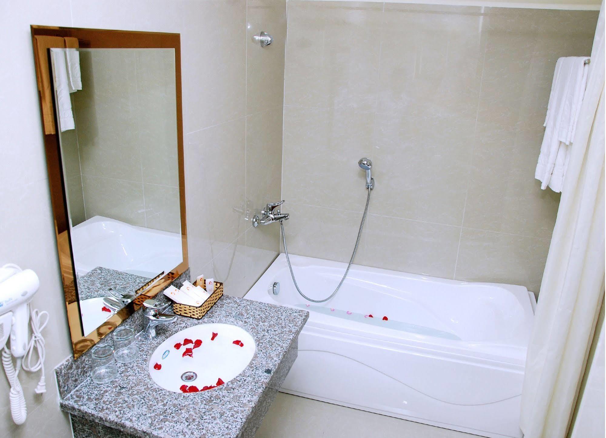 Sea Front Hotel Da Nang Exterior photo
